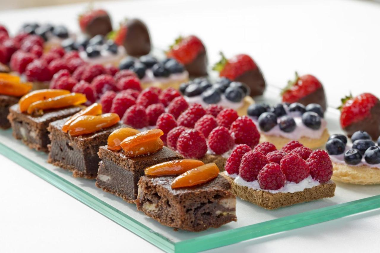 Hotel Tui Magic Life Jacaranda Side Esterno foto A selection of petit fours